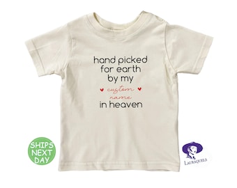 ""Hand Picked for Earth"" Baby T-Shirt: Lustige Neugeborenen Ankündigung."