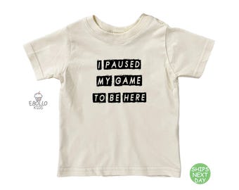 Camiseta de bebé "Pausé mi juego para estar aquí" - Divertida camiseta retro para niños pequeños