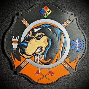 Könnte beinhalten: Ein schwarzer Aufnäher mit einem Feuerwehr-Malteserkreuz-Design. In der Mitte befindet sich ein knurrender Hund mit blauen und orangen Akzenten. Das Kreuz enthält orangefarbene Flammen, Äxte und ein medizinisches Symbol.