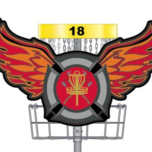 Könnte beinhalten: Ein Disc-Golf-Korb mit einem feuerfarbenen Design in Rot, Schwarz und Grau. Der Korb hat ein Kettennetz und ein gelbes Banner mit der Nummer "18" darauf.