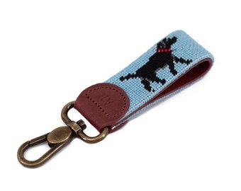 Porte-clés Black Lab sur couture bleue