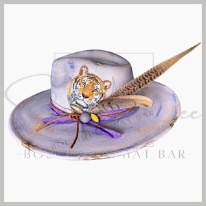 Gorra de día de partido de los Tigres, color púrpura y dorado.