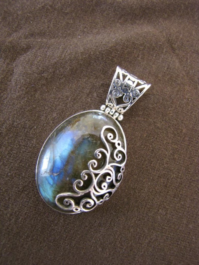 Oval Sterling Silver Spirals Labradorite Pendant