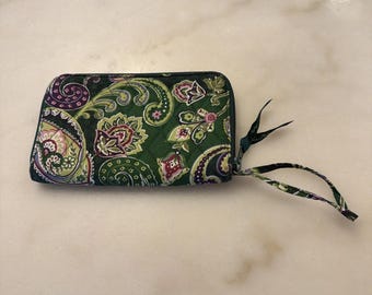 NWOT Vera Bradley Chelsea Green Retired Pattern 2005 Zip Around Wallet Wristlet