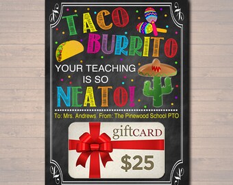 Op de afbeelding: Een schoolbord met een kleurrijk bericht "Taco Burrito Your Teaching Is So Neat-O!" Het bord bevat een cadeaubon van $ 25 met een rode strik. Het bord is versierd met een taco, een burrito, een sombrero en een cactus.