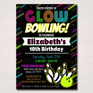 Puede incluir: Una invitaci&oacute;n a una fiesta de cumplea&ntilde;os que brilla en la oscuridad para un d&eacute;cimo cumplea&ntilde;os. La invitaci&oacute;n presenta un tema de bolos de ne&oacute;n con el texto "Glow Bowling!" y "Elizabeth's 10th Birthday". La invitaci&oacute;n incluye la fecha, la hora y el lugar de la fiesta. Tambi&eacute;n incluye una solicitud de RSVP antes del 20 de abril.