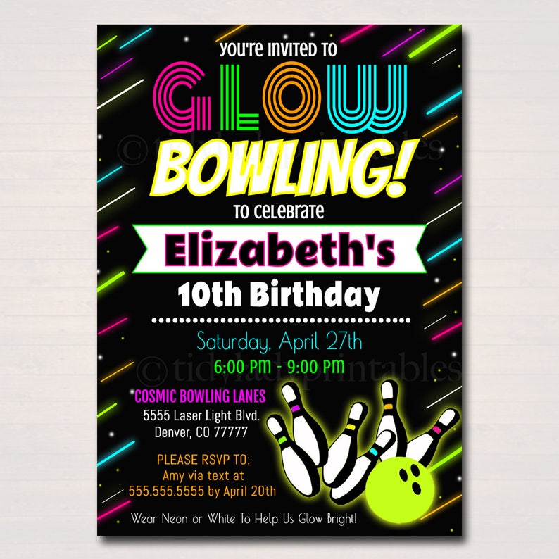 Puede incluir: Una invitaci&oacute;n a una fiesta de cumplea&ntilde;os que brilla en la oscuridad para un d&eacute;cimo cumplea&ntilde;os. La invitaci&oacute;n presenta un tema de bolos de ne&oacute;n con el texto "Glow Bowling!" y "Elizabeth's 10th Birthday". La invitaci&oacute;n incluye la fecha, la hora y el lugar de la fiesta. Tambi&eacute;n incluye una solicitud de RSVP antes del 20 de abril.