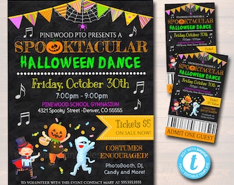 Puede incluir: Una invitación estilo pizarra negra para un baile de Halloween Spooktacular. La invitación presenta un esquema de color verde, naranja y morado con una telaraña, notas musicales y personajes de dibujos animados. El evento es el viernes 30 de octubre de 7:00 pm a 9:00 pm en el gimnasio de la escuela Pinewood. Las entradas cuestan $ 5 y se alientan los disfraces.