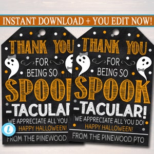 Op de afbeelding: Twee printbare Halloween-bedankkaartjes met een zwarte krijtbordachtergrond. De kaartjes tonen een spook met een strikje en de tekst "Bedankt dat je zo Spook-tacular bent! We waarderen alles wat je doet! Gelukkig Halloween! Van de Pinewood PTO."