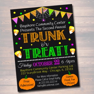 Op de afbeelding: Een uitnodiging in zwartbordstijl in zwart en wit voor een Trunk or Treat-evenement. Het evenement wordt georganiseerd door het Bayshore Community Center op vrijdag 22 oktober van 18:00 tot 21:00 uur. Het evenement vindt plaats op de parkeerplaats van het Bayshore Community Center, gelegen aan 222 ScaryBrook Way in Chicago, Illinois. De uitnodiging toont een kleurrijk spandoek, een spinnenweb en maïs. De tekst op de uitnodiging luidt "Bayshore Community Center Presents The Second Annual Trunk or Treat!"