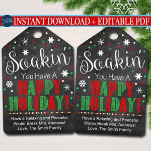 Peut inclure: Deux étiquettes cadeaux de style tableau noir avec un thème de Noël rouge et vert. Les étiquettes disent "Soakin' You Have A Happy Holiday!" avec un motif de flocon de neige blanc. Le texte en bas dit "Have a Relaxing and Peaceful Winter Break Mrs. Andrews! Love, The Smith Family."