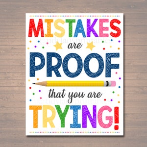 Op de afbeelding: Een kleurrijke printable poster met de tekst "Mistakes are proof that you are trying!" De tekst is in een regenboog van kleuren en heeft een geschetste look. Er zijn twee gele sterren en een geel potlood op de poster.