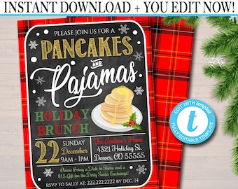 Puede incluir: Un fondo rojo y negro a cuadros con una invitación imprimible para un brunch de vacaciones de panqueques y pijamas. La invitación presenta un diseño de pizarra con el texto "Panqueques y pijamas Brunch de vacaciones" y una pila de panqueques con mantequilla y jarabe. La invitación incluye la fecha, la hora, la ubicación y la información de RSVP.