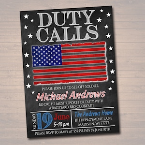 Könnte beinhalten: Eine Einladung im Stil einer schwarzen Tafel in Schwarzweiß mit einer rot-weiß-blauen amerikanischen Flagge. Der Text lautet "Duty Calls" und ist eine Abschiedsfeier für Michael Andrews. Die Party findet am Sonntag, den 19. Juni von 17:00 bis 22:00 Uhr bei The Andrews Home, 1111 Deployment Lane, Madison, WI 77777 statt. Bitte melde dich bis zum 10. Juni bei Mary unter 555.555.5555 an.