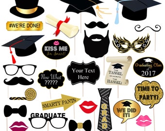 Puede incluir: Un conjunto de 20 accesorios para cabina de fotos de graduación. Los accesorios incluyen una variedad de diseños divertidos y festivos, como gorros de graduación, bigotes, gafas y labios. Los accesorios están impresos en cartulina gruesa y son perfectos para agregar un toque de diversión a tu fiesta de graduación.