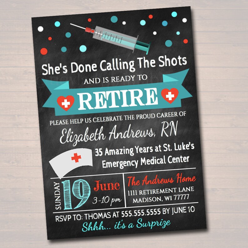 Puede incluir: Una invitaci&oacute;n a una fiesta de jubilaci&oacute;n estilo pizarra en blanco y negro para Elizabeth Andrews, enfermera registrada. La invitaci&oacute;n presenta un gorro de enfermera rojo y blanco, una jeringa y el texto "Se acab&oacute; de dar &oacute;rdenes y est&aacute; lista para jubilarse". La fiesta es el domingo 19 de junio de 3:00 pm a 10:00 pm en The Andrews Home, 1111 Retirement Lane, Madison, WI 77777. RSVP a Thomas al 555.555.5555 antes del 10 de junio. El texto "Shhh... es una sorpresa" est&aacute; en la parte inferior de la invitaci&oacute;n.