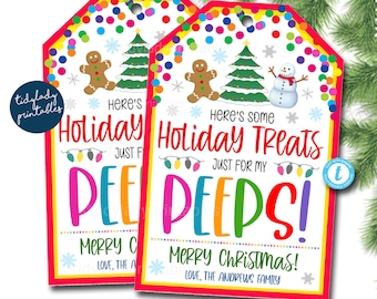 Op de afbeelding: Twee printbare cadeaulabels met een kleurrijke confetti-achtergrond. De labels tonen een peperkoekman, een kerstboom en een sneeuwpop. De tekst op de labels luidt "Hier zijn wat kersttraktaties speciaal voor mijn PEEPS! Prettige Kerst! Met liefde, de familie Andrews."