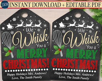 Może przedstawiać: Dwie czarne etykiety prezentowe w stylu tablicy z białym ubijakiem, czerwonymi ostrokrzewami i zielonym napisem. Tekst brzmi "We Whisk You a Merry Christmas!" z spersonalizowanym komunikatem poniżej.