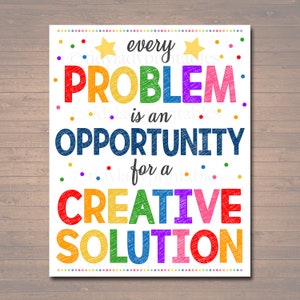 Puede incluir: Un póster colorido con el texto "every PROBLEM is an OPPORTUNITY for a CREATIVE SOLUTION". El texto está escrito en un arcoíris de colores y tiene un aspecto de boceto. El fondo es blanco con pequeños puntos de colores.
