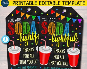 Op de afbeelding: Twee printbare cadeaulabels met een zwarte krijtbordachtergrond en kleurrijke stippen. De labels bevatten een rode sodacup met een rietje en de tekst "You are soda-lightful. Thanks for all that you do!" De tekst is in een kleurrijk regenbooglettertype. De onderkant van het label zegt "Love, The Pinewood PTO".