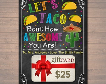 Op de afbeelding: Een krijtbord met een kleurrijk 'Let's Taco 'Bout How Awesome You Are!' bericht en een cadeaubon ter waarde van €25. Het bord is versierd met kleurrijke taco's en een cactus.