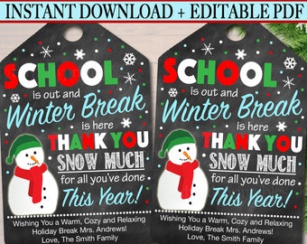 Puede incluir: Dos etiquetas de regalo estilo pizarra con una ilustración de muñeco de nieve y el texto "La escuela ha terminado y las vacaciones de invierno están aquí. Muchas gracias por todo lo que has hecho este año! Les deseamos unas felices vacaciones de invierno, Sra. Andrews! Con cariño, la familia Smith."