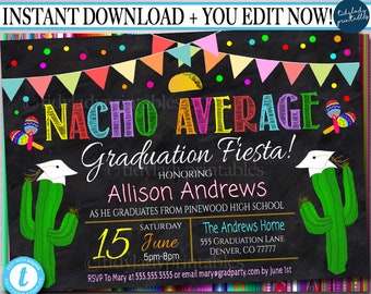 Op de afbeelding: Een zwarte schoolbord-stijl afstudeerfeest uitnodiging met kleurrijke decoraties en de tekst "NACHO AVERAGE Graduation Fiesta!" ter ere van Allison Andrews. De uitnodiging bevat de datum, tijd en locatie van het feest.