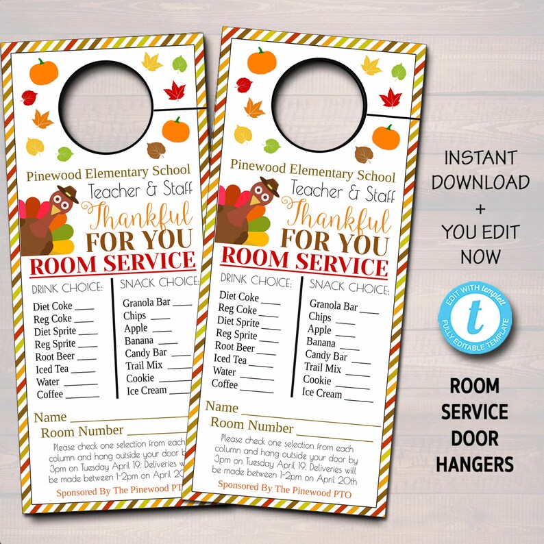 Op de afbeelding: Een printbare deurhanger met een Thanksgiving-thema. Het bevat een afbeelding van een kalkoen en de tekst "Pinewood Elementary School Teacher & Staff Thankful For You Room Service". De deurhanger bevat een lijst met drank- en snackkeuzes voor roomservice.
