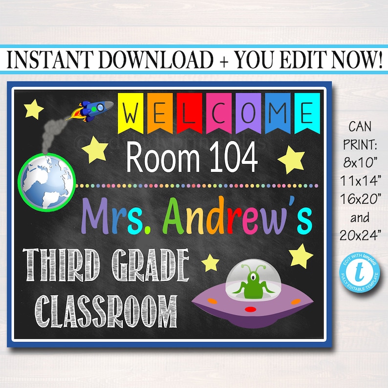 Puede incluir: Se&ntilde;al de puerta de aula editable con fondo de pizarra, que presenta una pancarta de bienvenida colorida, estrellas, un cohete, un globo terr&aacute;queo, una nave espacial y el texto "WELCOME Room 104 Mrs. Andrew's THIRD GRADE CLASSROOM".