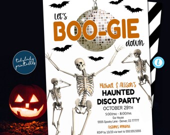 Könnte beinhalten: Eine Halloween-Partyeinladung mit einer Discokugel und tanzenden Skeletten. Der Text lautet "Let's Boo-gie Down" und enthält die Partydetails: Michael & Allison's Haunted Disco Party, 29. Oktober, 17:00-20:00 Uhr, Our House, 5555 Spooky Lane, Denver, CO 77777, Costumes Required, RSVP bis zum 20. Oktober per SMS an 555.555.5555.