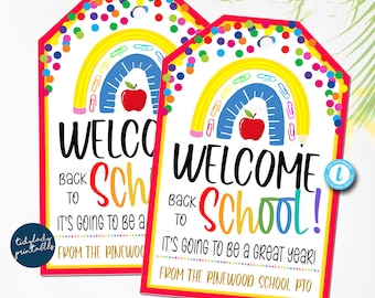 Puede incluir: Dos etiquetas coloridas de bienvenida de regreso a la escuela con un arcoíris, un lápiz, una regla y una manzana. El texto dice "¡Bienvenido de regreso a la escuela! ¡Va a ser un gran año! Del PTO de la escuela Pinewood".