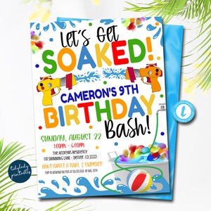 Może przedstawiać: Kolorowe zaproszenie na przyjęcie urodzinowe z tekstem "Let's Get Soaked! Cameron's 9th Birthday Bash!" Zaproszenie przedstawia pistolet na wodę, wiaderko z wodnymi balonami i piłkę plażową. Wydarzenie zaplanowano na niedzielę, 22 sierpnia, w godzinach od 13:00 do 18:00 w The Andrews Residence, 1111 Swimming Lane, Denver, CO 22222. Zaproszenie zawiera również tekst "Nie zapomnij o ręczniku i stroju kąpielowym!" oraz informacje RSVP.