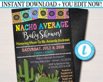 Può includere: Un invito a un baby shower in stile lavagna nera con striscioni di carta colorati in alto. Il testo recita "Nacho Average Baby Shower!" e include il nome Amanda Andrews, la data sabato 9 luglio 2018, l'ora 14:00-17:00, il luogo Pedro's Mexican Restaurant, l'indirizzo 1111 New Baby Lane - Denver, CO 22222 e le informazioni RSVP. L'invito presenta anche un'illustrazione di un cactus verde.
