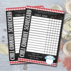 Op de afbeelding: Twee zwart-witte, printbare chili-kookwedstrijd scorekaarten met rode en witte ruitjesranden. De scorekaart heeft een sectie voor smaak, aroma, kruiden/warmte, textuur en totaal. De tekst op de scorekaart luidt "Chili Cook-off Scorecard" en "Schrijf de winnaar van het chili-gerecht op de pot..."