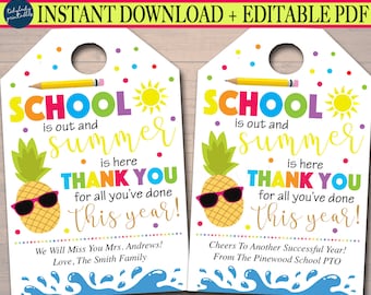 Puede incluir: Dos etiquetas de agradecimiento para profesores imprimibles con un diseño de piña. Las etiquetas incluyen el texto "La escuela ha terminado y el verano está aquí. ¡Gracias por todo lo que has hecho este año!" y un espacio para un mensaje personalizado.