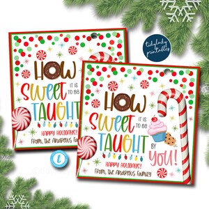 Puede incluir: Dos etiquetas de regalo con temática navideña con un borde rojo. Las etiquetas presentan un texto colorido que dice "How Sweet It Is To Be Taught" con dulces y gráficos navideños. La parte inferior de la etiqueta dice "Happy Holidays! From, The Andrews Family."