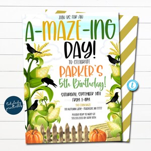 Op de afbeelding: Een kleurrijke uitnodiging voor een 5e verjaardagsfeest met een maïsdoolhof thema. De uitnodiging bevat een cartoonillustratie van een maïsveld met pompoenen, een hek en kraaien. De tekst luidt "A-Maze-ing Day! To Celebrate Parker's 5th Birthday!" De uitnodiging bevat ook de datum, tijd en locatie van het feest.