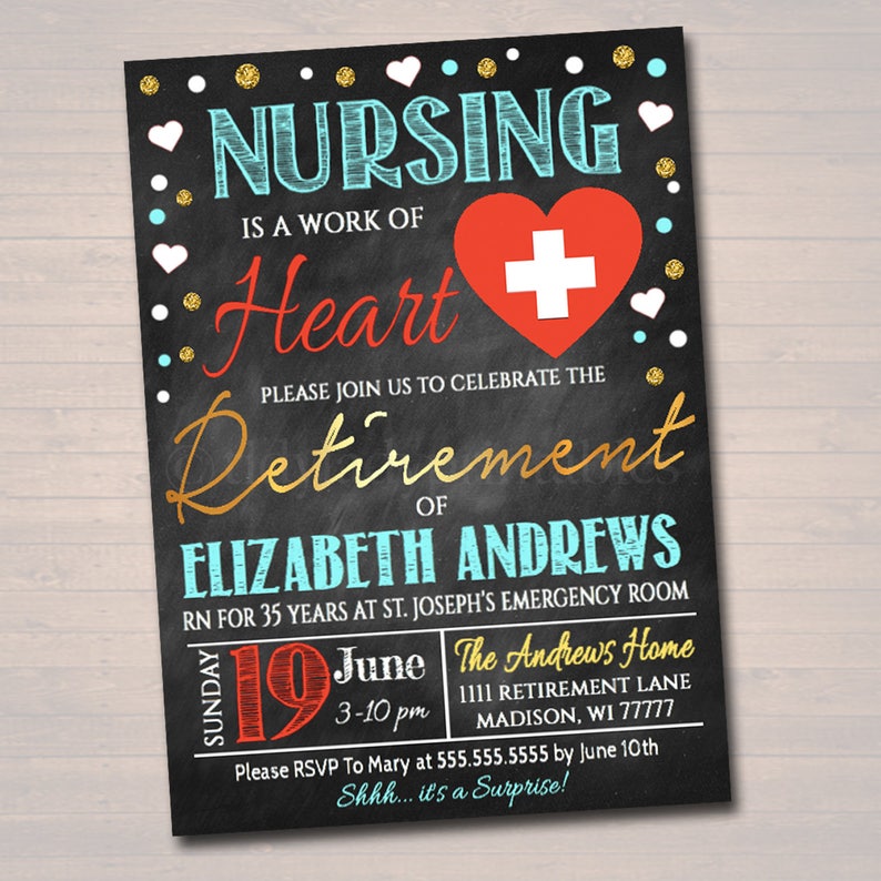 Puede incluir: Una invitaci&oacute;n a una fiesta de jubilaci&oacute;n estilo pizarra negra para Elizabeth Andrews, enfermera. La invitaci&oacute;n presenta un coraz&oacute;n rojo con una cruz blanca, purpurina dorada y el texto "Nursing is a work of heart". La fiesta es el domingo 19 de junio de 3:00 pm a 10:00 pm en The Andrews Home, 1111 Retirement Lane, Madison, WI 77777. Por favor, confirma tu asistencia con Mary al 555.555.5555 antes del 10 de junio. Shhh... &iexcl;es una sorpresa!