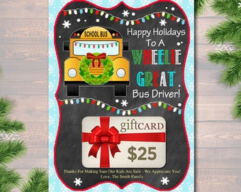Può includere: Un biglietto di Natale in stile lavagna con un autobus scolastico giallo decorato con un fiocco rosso e una ghirlanda verde. Il biglietto dice "Buone Feste a un Grandioso Autista di Bus!" e include una gift card da 25 €. Il biglietto dice anche "Grazie per aver assicurato la sicurezza dei nostri bambini - Ti apprezziamo! Con affetto, La famiglia Smith."