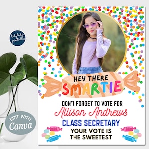 Op de afbeelding: Een campagne poster met een foto van een meisje, omringd door confetti en snoep graphics. Tekst luidt "Hey There Smartie", "Vergeet niet te stemmen op Allison Andrews, klassecretaris" en "Uw stem is de zoetste."