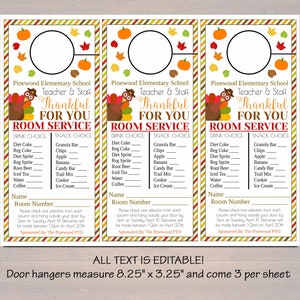Op de afbeelding: Drie printbare deurhangers met een Thanksgiving-thema. Elke deurhanger heeft een kalkoenillustratie, de tekst "Thankful for You" en een lijst met drank- en snackkeuzes. De tekst "Pinewood Elementary School Teacher & Staff" staat bovenaan elke deurhanger. De tekst "Room Service" staat onder de kalkoenillustratie. De tekst "All Text is Editable!" staat onderaan de afbeelding. De tekst "Door hangers measure 8.25" x 3.25" and come 3 per sheet" staat ook onderaan de afbeelding.