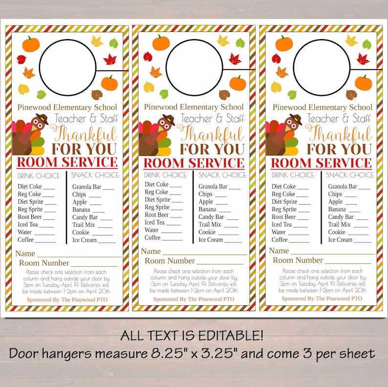 Op de afbeelding: Drie printbare deurhangers met een Thanksgiving-thema. Elke deurhanger heeft een kalkoenillustratie, de tekst "Thankful for You" en een lijst met drank- en snackkeuzes. De tekst "Pinewood Elementary School Teacher & Staff" staat bovenaan elke deurhanger. De tekst "Room Service" staat onder de kalkoenillustratie. De tekst "All Text is Editable!" staat onderaan de afbeelding. De tekst "Door hangers measure 8.25" x 3.25" and come 3 per sheet" staat ook onderaan de afbeelding.