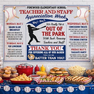 Op de afbeelding: Een feestelijke opstelling voor de Teacher and Staff Appreciation Week, met honkbalthema decoraties, ballonnen en een banner. De tafel is gevuld met snacks zoals donuts, hamburgers en popcorn, wat een feestelijke sfeer creëert.