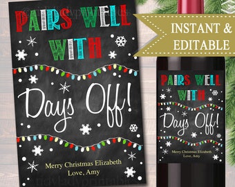 Puede incluir: Una etiqueta de botella de vino imprimible con un fondo de pizarra. El texto dice "Pairs Well With Days Off!" con una cadena de luces de colores y copos de nieve. La etiqueta está personalizada con el texto "Merry Christmas Elizabeth Love, Amy".