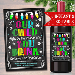 MODIFIABLE Notre enfant pourrait être la raison pour laquelle vous buvez, étiquette de vin imprimable de Noël, cadeaux de professeur de vacances, étiquette de vin, grand-parent, cadeau de baby-sitter