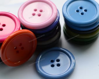 SB1F 25mm Wide 10 x Large LILAC 2-Hole Plastic Buttons approx 