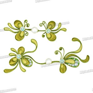 Pode incluir: Uma caneca de cerâmica branca com uma alça preta e o texto "But First, Coffee" em negrito preto. A caneca está sobre um fundo neutro, destacando seu design simples.