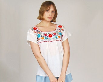 70s Mexican Top (M/L) vintage white embroidered floral medium