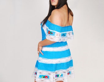 70er Jahre mexikanische Kleid (S/M) vintage blau bestickt geblümt schulterfrei Mini Spitze klein mittel Frankreich Falten Streifen Fiesta Festival Party