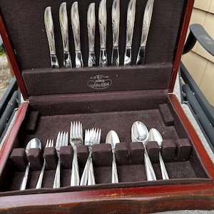 Oneida Community Tudor Plate Place Setting for 8
